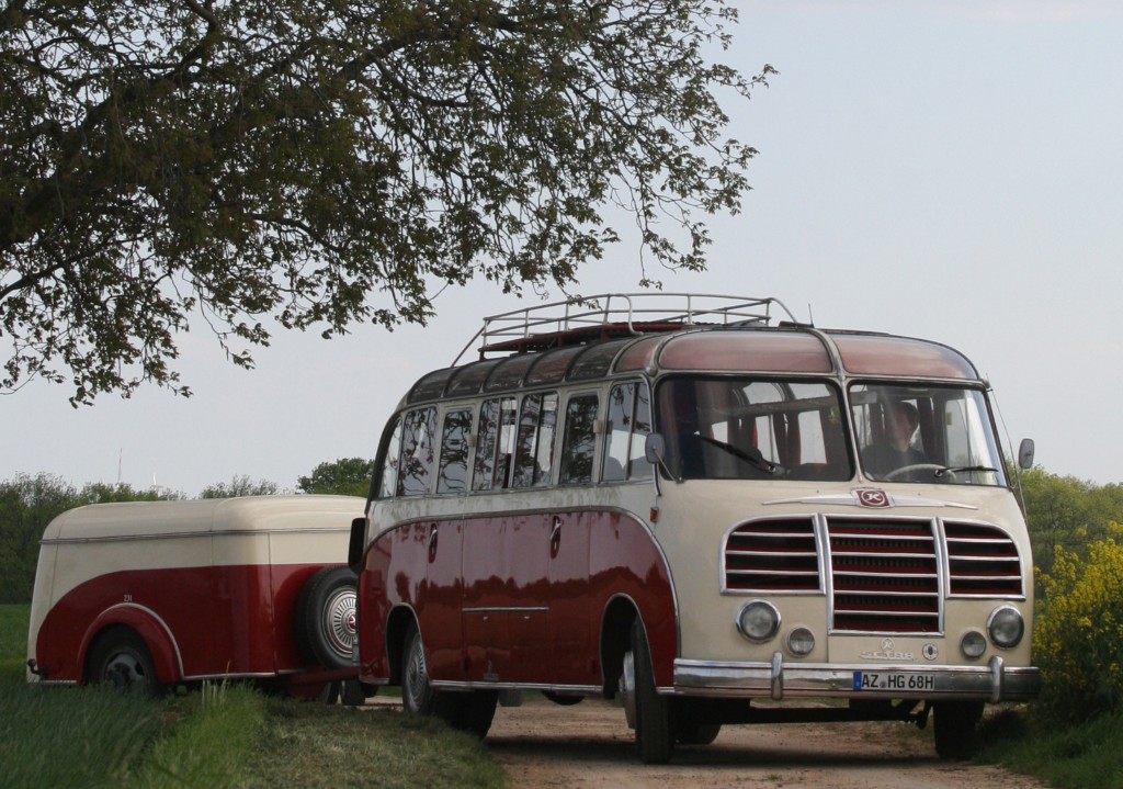 Setra S 8 02 Gesamtansicht mit Anhänger